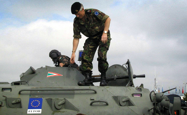 
Soldaţi din cadrul Forţei UE de Menţinere a Păcii (EUFOR).