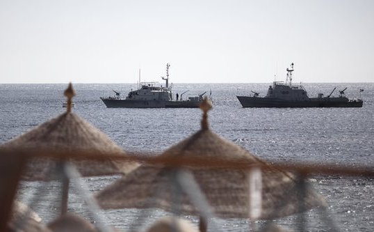 
Bărbaţi înarmaţi au atacat o navă a Marinei egiptene în Marea Mediterană, 12 noiembrie 2014.