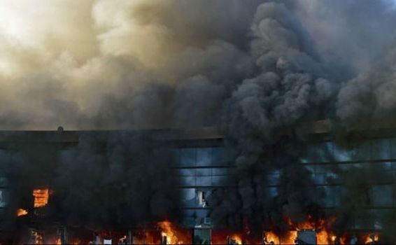 

Manifestanţii mexicani au incendiat sediul partidului de guvernământ din capitala statului Guerrero, Chilpancigo, 12 noiembrie 2014.
