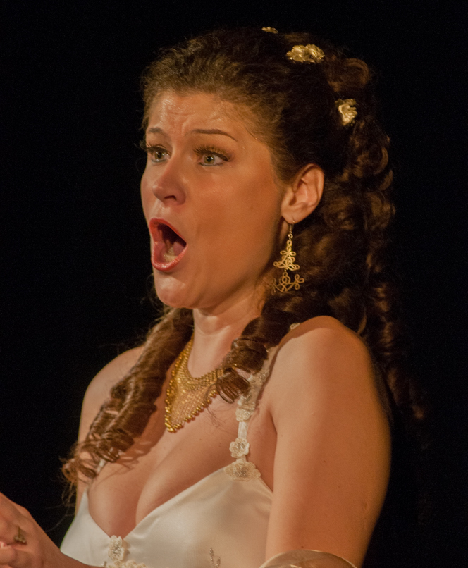 Soprana Alina Bottez, interpretând aria Doamnei Fluth din "Nevestele vesele din Windsor", în spectacolul "Shakespeare şi muzica", 14.11.2014, ONB.