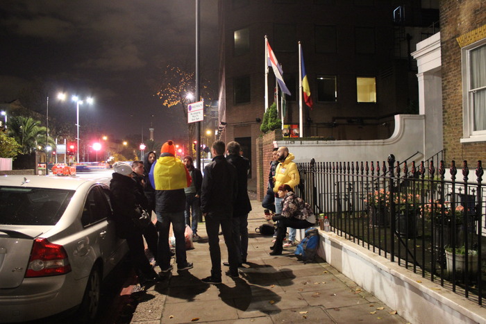 Români strânşi în faţa consulatului din Londra în noaptea de 15 spre 16 noiembrie 2014.