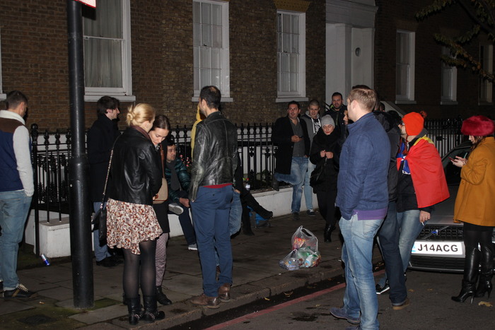 Români strânşi în faţa consulatului din Londra în noaptea de 15 spre 16 noiembrie 2014.