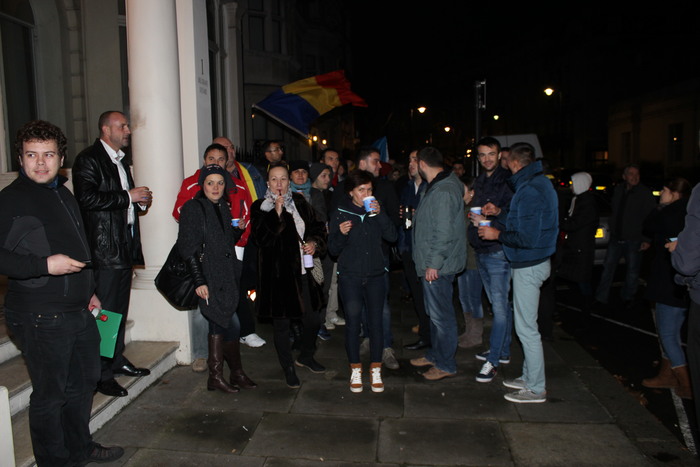 Români strânşi de cu noapte la Londra, la coadă pentru a vota, 16 noiembrie 2014