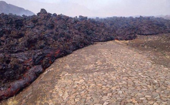 
Un râu de lavă produs de erupţia vulcanului Fogo din Capul Verde, 23 noiembrie 2014.