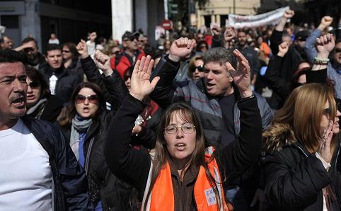Angajaţi ai sectorului public strigă slogane în timpul unei demonstraţii în Atena împotriva concedierilor planificate la nivel naţional, 27 noiembrie 2014.