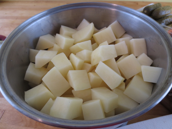 Cartofii se pun la fiert într-o cratiţă în care s-a adăugat puţină sare şi o lingură de oţet