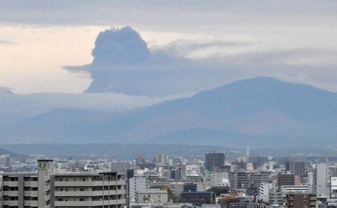 

Fumul se înalţă din vulcanul Aso de pe insula niponă Kyushu.
