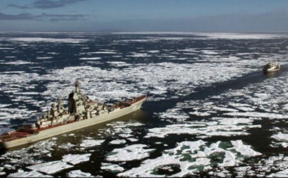 
O flotilă rusă condusă de nava amiral a Flotei Nordice, crucişătorul Petre cel Mare, septembrie 2013.