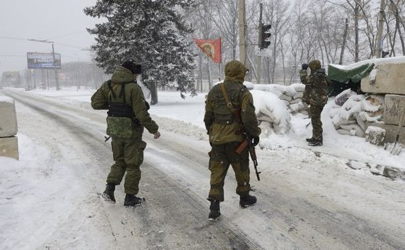 
Rebeli proruşi la intrarea în Doneţk, 30 noiembrie 2014.