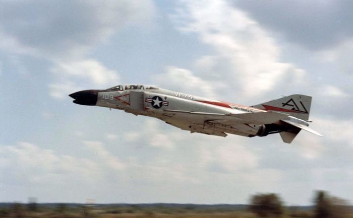 
Avionul de luptă american F-4 Phantom.