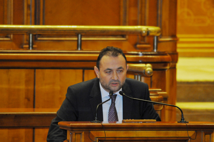 Şedinţa în plen la Camera Deputaţilor. Teodorescu Cătălin Florin propus să fie reţinut pentru cercetări, îşi pledează cauza.