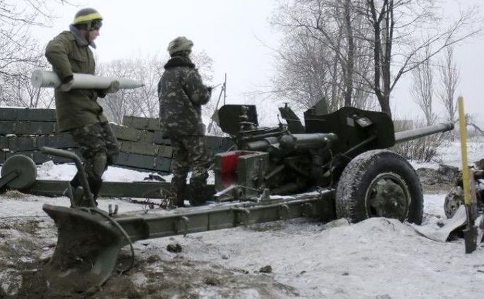 
Un soldat ucrainean încarcă un tun în apropiere de aeroportul oraşului estic Doneţk, 2 decembrie 2014.