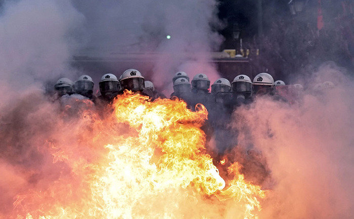 Atena, Grecia, confruntare între protestatari şi poliţie, generată de măsurile de austeritate. 12 februarie 2012 (Aris Messinis/AFP/Getty Images)