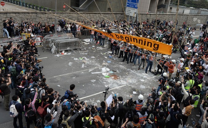Autorităţile demontează baricadele ridicate de protestatarii din Hong Kong - 11 decembrie 2014 în cartierul Admiralty 
