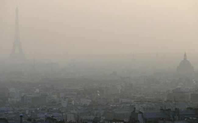 
Parisul este acoperit de smog în martie 2013.