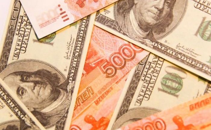 
Ruble ruseşti şi dolari americani.