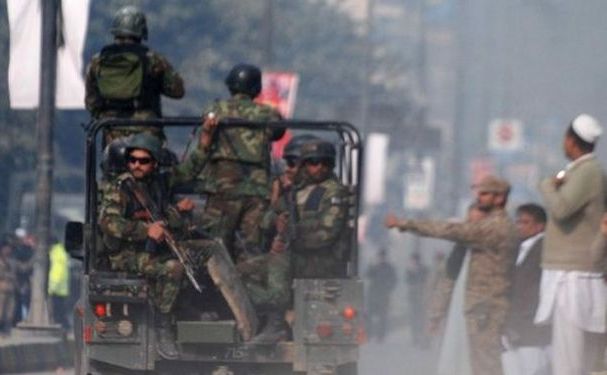 
Soldaţii au înconjurat o şcoală atacată de talibani în oraşul pakistanez Peshawar, 16 decembrie 2014.