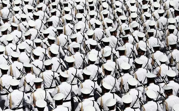

Trupele marine iraniene mărşăluiesc în Teheran în timpul unei parade anuale cu ocazia aniversării războiului iraniano-irakian (1980-1988), 22 septembrie 2014.
