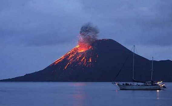 
Erupţia vulcanului Gamalama în 2012.