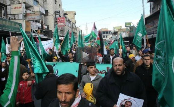 
Manifestanţi iordanieni mărşăluiesc în Amman în semn de protest împotriva unui acord guvernamental cu Israelul pentru gaze.