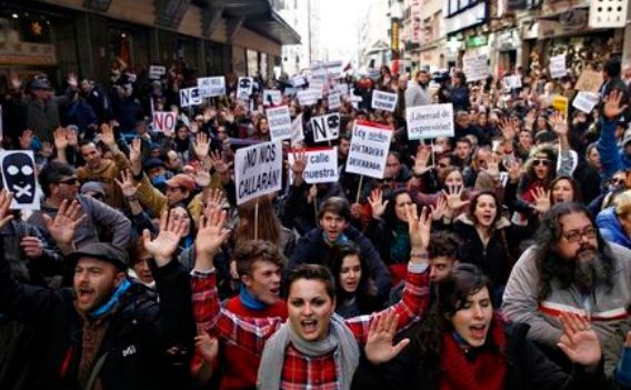 
Mii de oameni au protestat sâmbătă, 20 decembrie 2014, în mai multe oraşe ale Spaniei împotriva noii legi a securităţii. Iar duminică a avut loc un alt protest în Madrid din partea angajaţilor din sectorul sănătăţii împotriva măsurilor de austeritate.