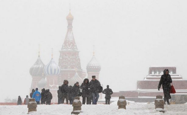 
O furtună de zăpadă a lovit Moscova, generând blocaje rutiere şi întârzierea a peste 150 de zboruri, 25 decembrie 2014.
