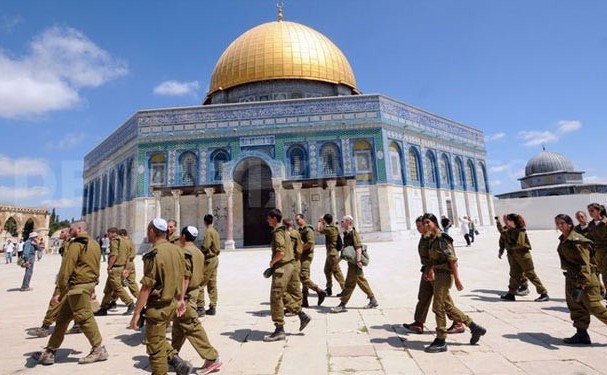 Soldaţi israelieni în complexul Moscheei al-Aqsa. (Captură Foto)