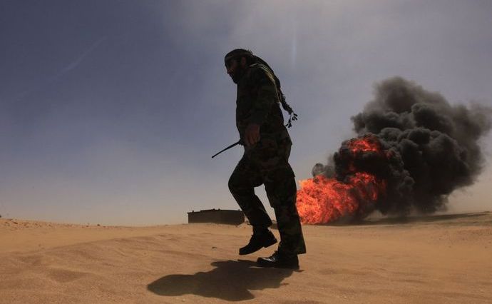 

Grupurile extremiste încearcă să captureze resursele petroliere din Libia.
