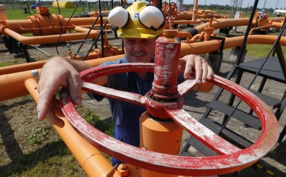 

Un inginer verifică un sistem de distribuţie a gazului în Kiskundorozsma, sudul Ungariei.
