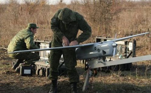 
 Soldaţi ruşi învaţă să mânuiască o dronă Orlan-10.