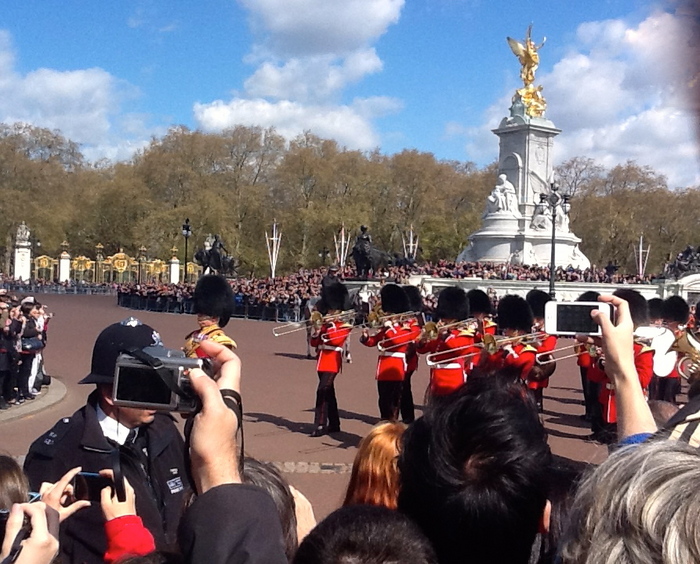 
Marea Britanie:  Palatul Buckingham, schimbarea gărzii.