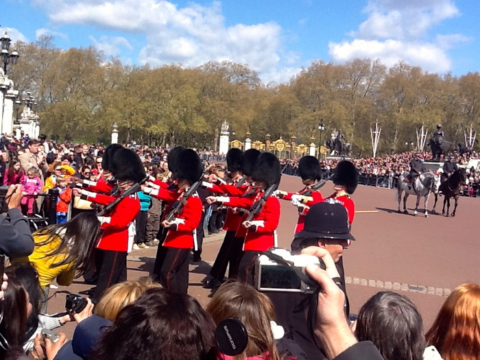 Marea Britanie:  Palatul Buckingham, schimbarea gărzii.