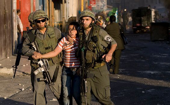 
Poliţişti israelieni reţin un băiat palestinian în Ierusalimul de Est.