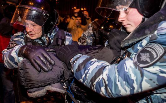 
Ofiţeri ruşi de poliţie arestează un susţinător al opoziţiei în timpul unui minting neautorizat de în centrul Moscovei de susţinere a liderului opoziţiei ruse Alexei Navalni, 30 decembrie 2014.