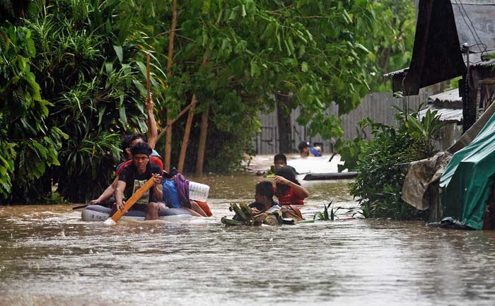 

Rezidenţi ai provinciei Misamis Oriental din sudul Filipinelor încearcă să se refugieze din calea ploilor şi inundaţiilor aduse de furtuna tropical Jangmi, 29 decembrie 2014.
