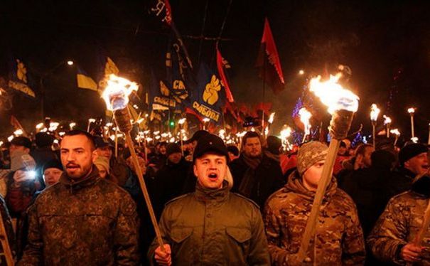 Activişti din partidele naţionaliste Svoboda şi Sectorul de Dreapta au mărşăluit cu torţe aprinse în Kiev în 1 ianuarie 2015. (Captură Foto)