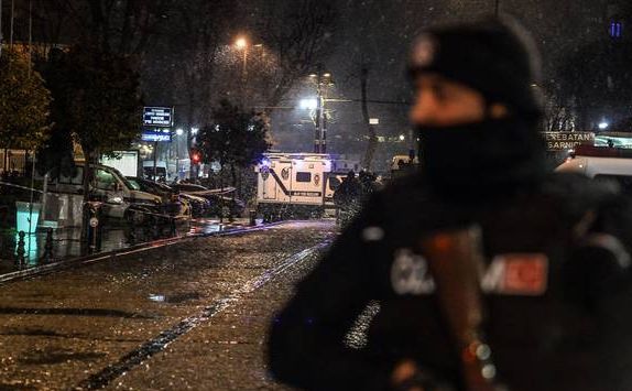 
 
Un atac sinucigaş a avut loc în districtul Sultan Ahmet din Istanbul, 6 ianuarie 2015.