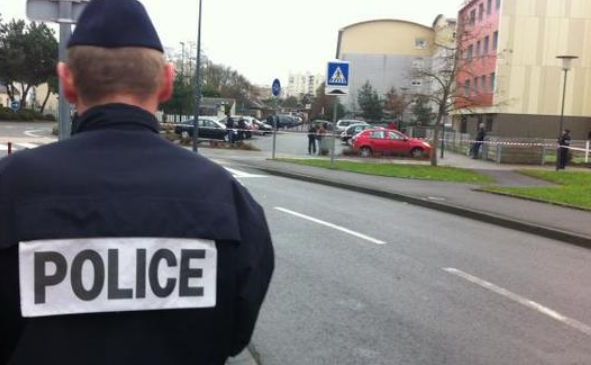 
Un poliţist stă de pază în apropierea moscheei din oraşul francez Le   Mans, asupra căreia au fost aruncate 4 grenade.