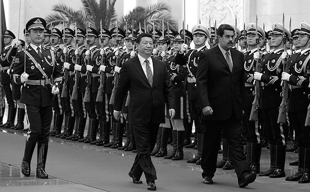 

Preşedintele venezuelan Nicolas Maduro (dr) merge alături de omologul său chinez Xi Jinping în timp ce inspectează garda de onoare în timpul unei ceremonii de primire la Marea Sală a Poporului, 7 ianuarie 2015, Beijing, China.
