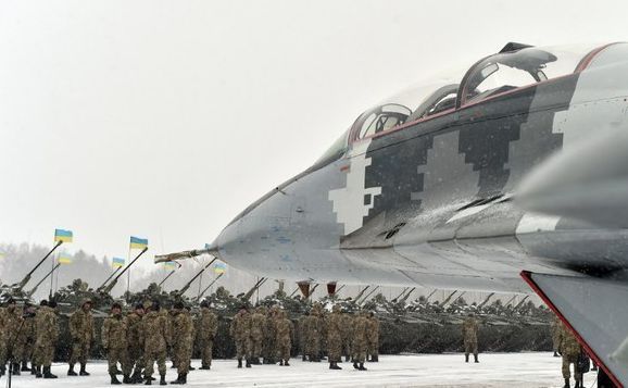 Soldaţii ucraineni participă, alături de preşedintele Poroşenko, la o ceremonie de primire a echipamentului militar în apropiere de oraşul Ghytomyr, aproximativ 140 km de Kiev, 5 ianuarie 2015. (Captură Foto)