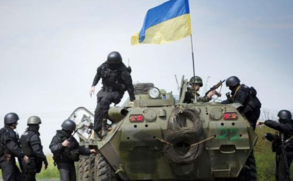 Soldaţi ucraineni stau în jurul unui blindat în regiunea estică a Ucrainei (Arhivă). (Captură Foto)