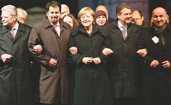 
Preşedintele german Joachim Gauck (st), preşedintele Consiliului Central al Musulmanilor din Germania, Aiman Mazyek, cancelarul german Angela Merkel, vicecancelarul Sigmar Gabiel şi reprezentanţi ai comunităţilor religioase din Germania participă în faţa Porţii Brandenburg din Berlin la un priveghi organizat de grupurile musulmane pentru victime atacurilor militante din Paris, 13 ianuarie 2015.