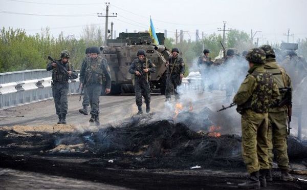 
Soldaţi ucraineni stau de pază la un punct de control în Sloviansk.