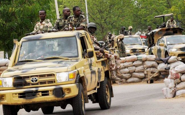 

Membrii armatei nigeriene patrulează în Maiduguri, nord-estul Nigeriei, în apropiere de scena atacurilor comise de Boko Haram.
