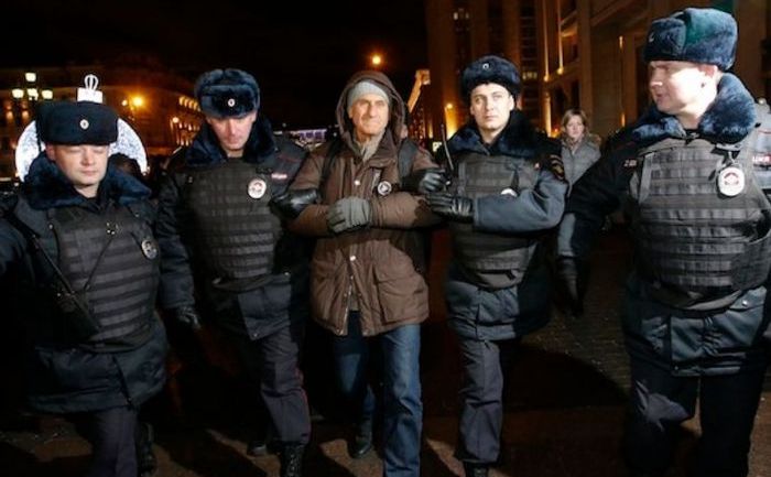 
Poliţiştii arestează un manifestant în Moscova în 15 inuarie 2015.