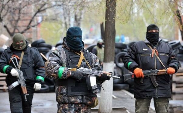 Luptători separatişti pro-ruşi în Slavianks, 13 aprilie 2014. (Captură Foto)