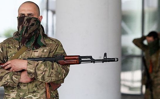 Militanţi separatişti pro-ruşi în oraşul Doneţk din estul Ucrainei. (Captură Foto)