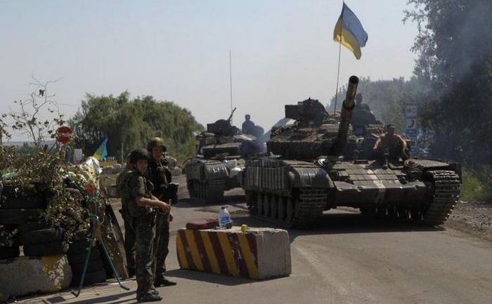 Tancuri ucrainene la un punct de verificare din oraşul Debaltseve din estul Ucrainei. (Captură Foto)