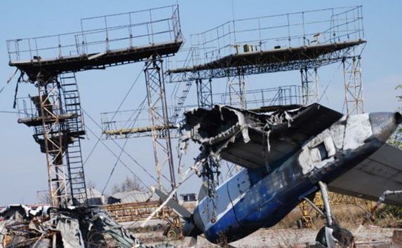 
Un avion distrus pe aeroportul din Doneţk.