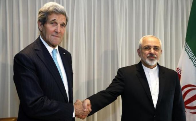 

Secretarul de stat american John Kerry dă mâna cu ministrul iranian de externe Mohammad Javad Zarif înaintea unei întâlniri din Geneva în 14 ianuarie 2015.
